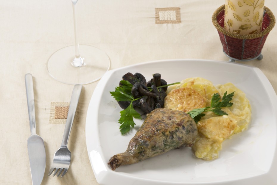 Фото рецепта Фаршированные ножки цесарки