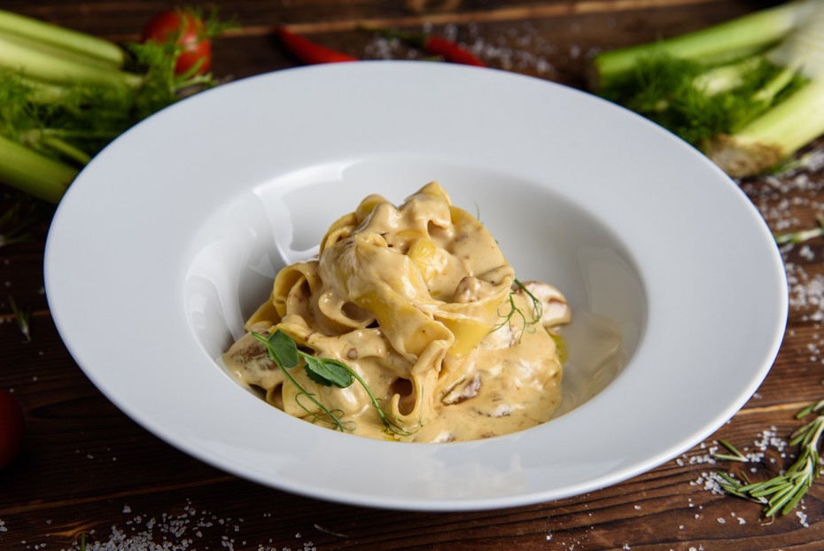 Фото рецепта Феттучини с белыми грибами и пармезаном