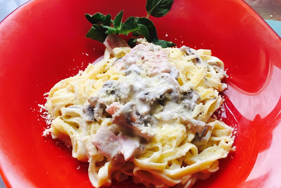 Фото рецепта Феттучини с ветчиной и грибами в сливочном соусе