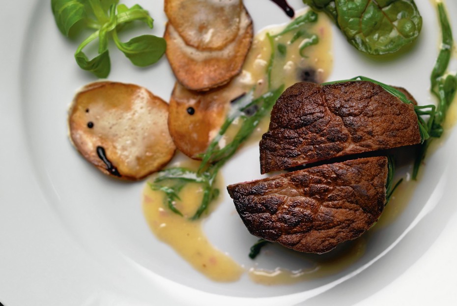 Фото рецепта Филе миньон с мороженым из картофеля и йогурта