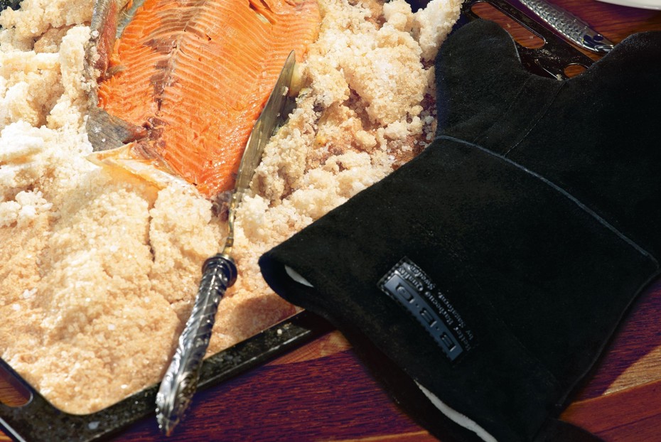 Фото рецепта Форель в панцире из соли и яичного белка