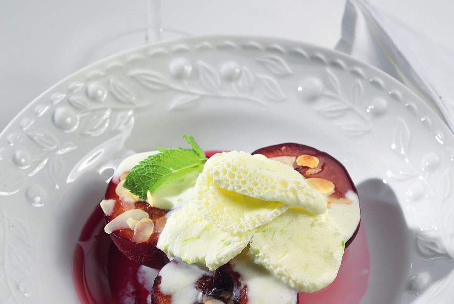 Фото рецепта Глазированные сливы с шербетом из лайма