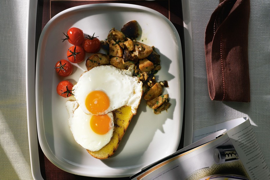 Фото рецепта Глазунья с белыми грибами и печеными помидорами