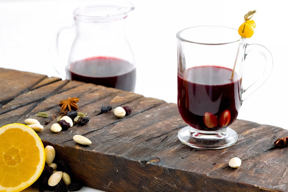 Фото рецепта Глёг с миндалем, изюмом и пряностями