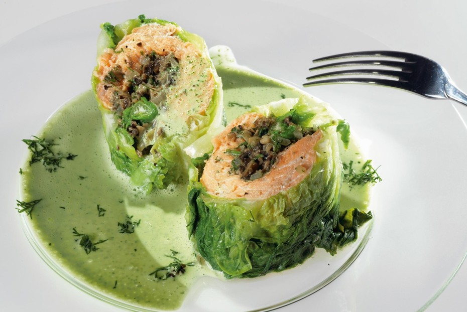 Фото рецепта Голубцы из латука с форелью