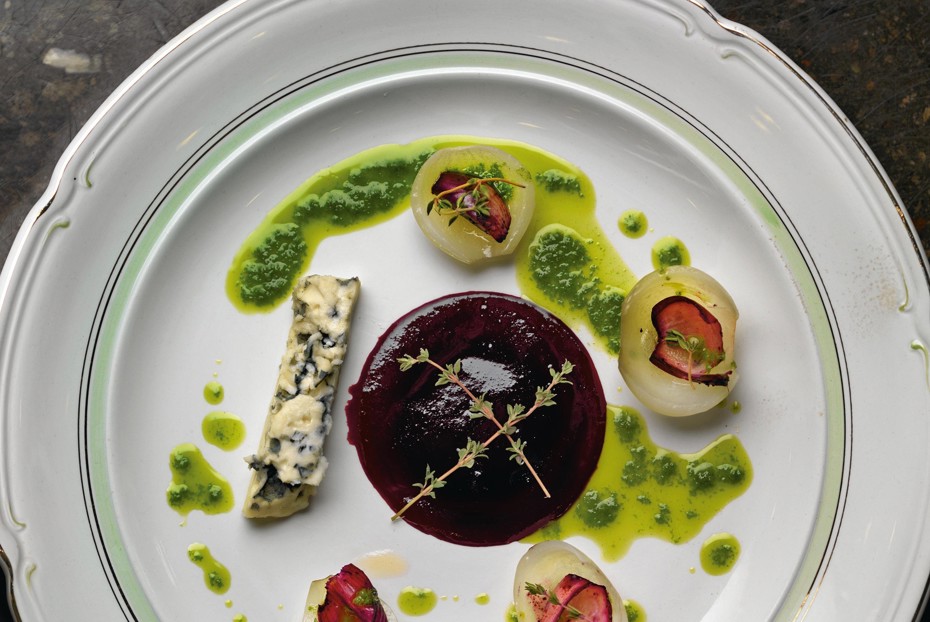 Фото рецепта Голубой сыр с луком и черничным соусом