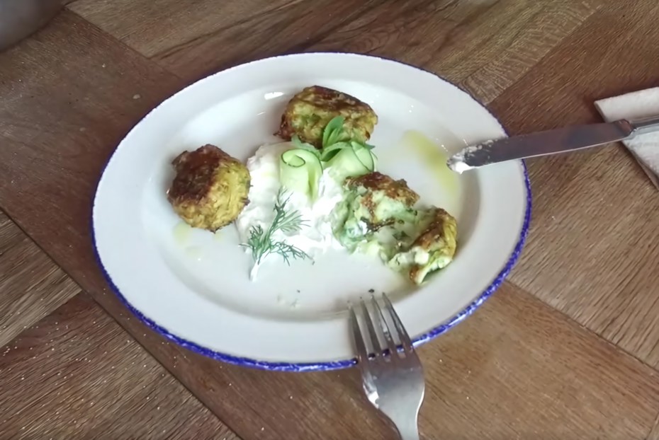 Фото рецепта Греческие котлеты из кабачков и феты