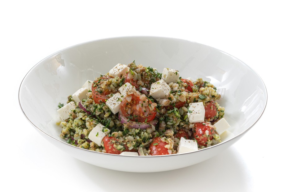 Фото рецепта Гречка с помидорами, песто и фетой