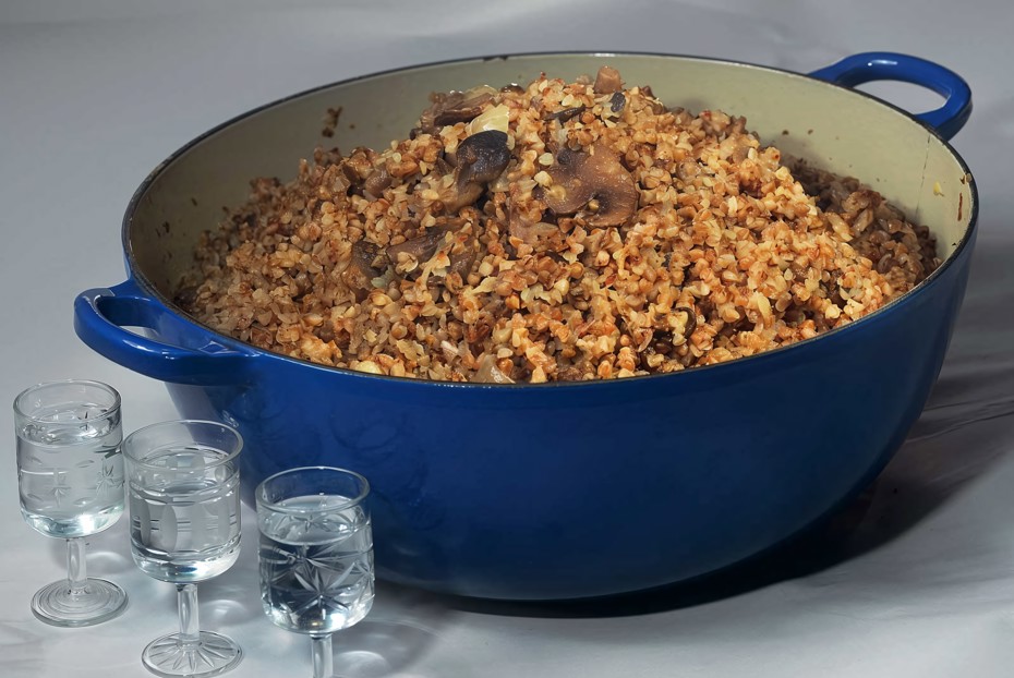 Фото рецепта Гречневая каша с белыми грибами и пармезаном