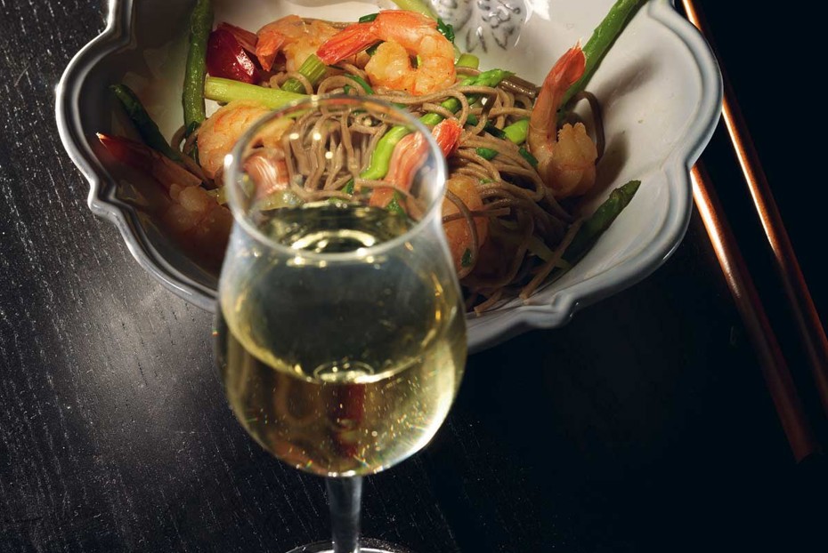 Фото рецепта Гречневая лапша с креветками и зеленой спаржей