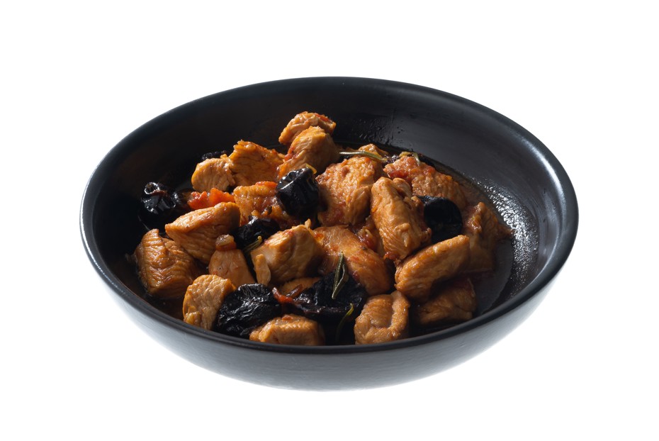 Фото рецепта Грудка индейки, тушенная с черносливом