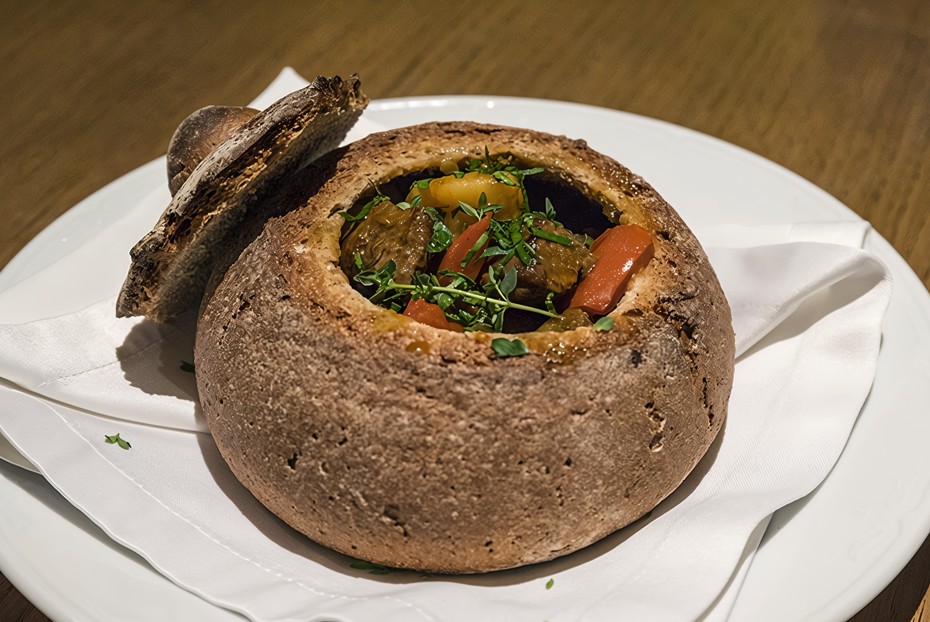 Фото рецепта Гуляш в хлебе