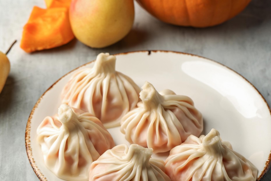 Фото рецепта Хинкали с тыквой и аджикой