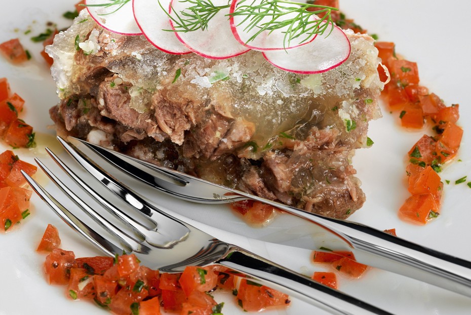 Фото рецепта Холодец с салатом из редиса и томатной сальсой