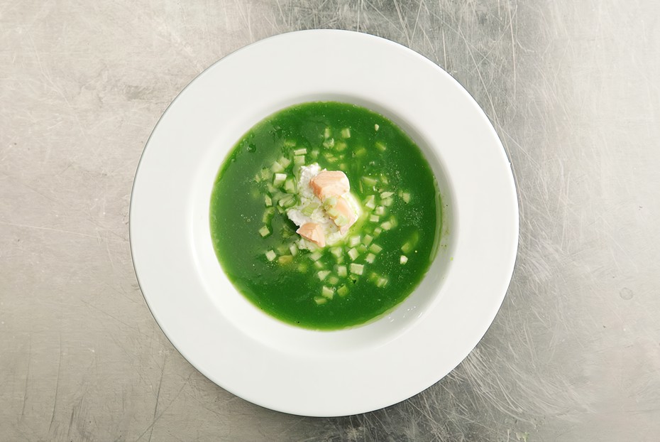 Фото рецепта Холодный огуречный суп с лососем