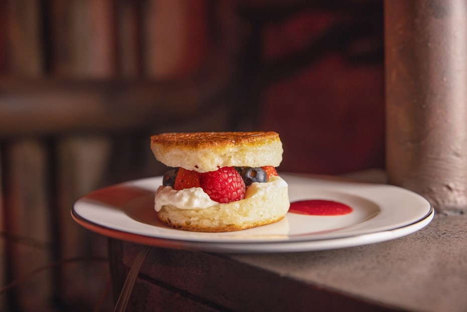 Фото рецепта Хрустящие блин-кейки с ягодами и белым шоколадом