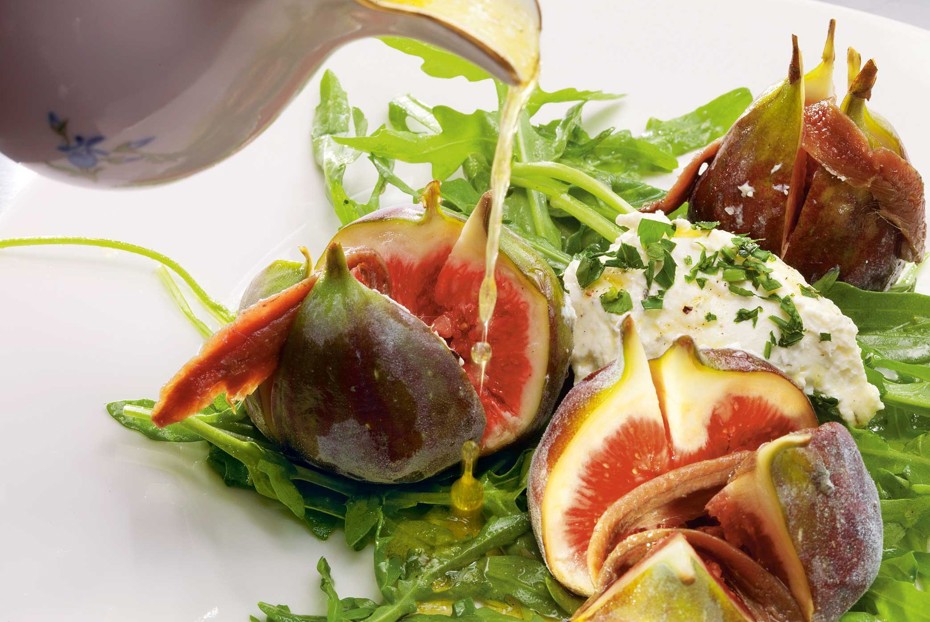 Фото рецепта Инжир с анчоусами, творожным сыром, медовым соусом и рукколой