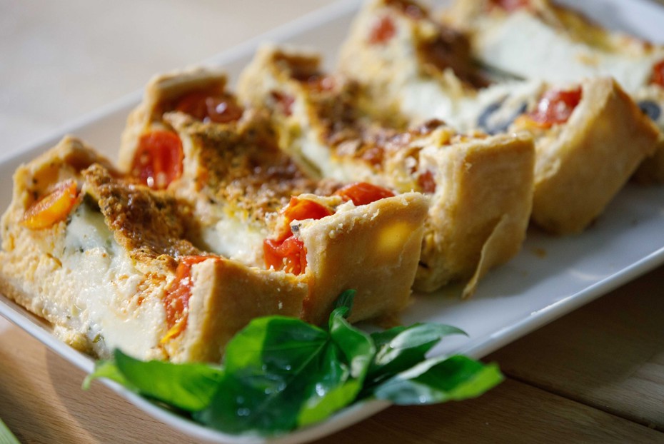 Фото рецепта Итальянский пирог с моцареллой и томатами от Александра Селезнева