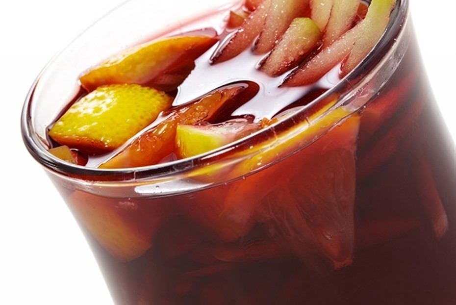 Фото рецепта Яблочный глинтвейн с куантро, анисом, клюквой и корицей