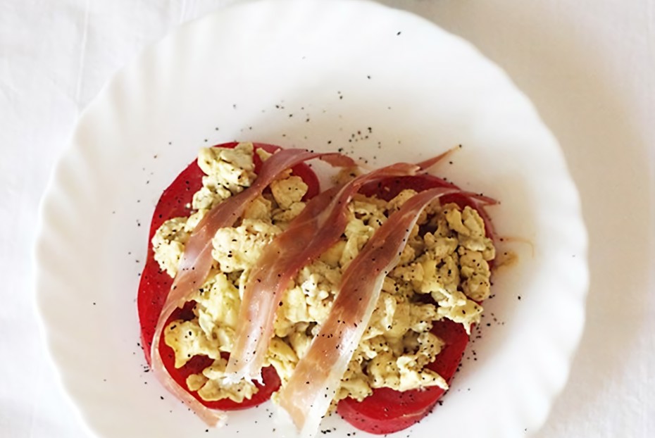 Фото рецепта Яичница-болтунья с песто и прошутто