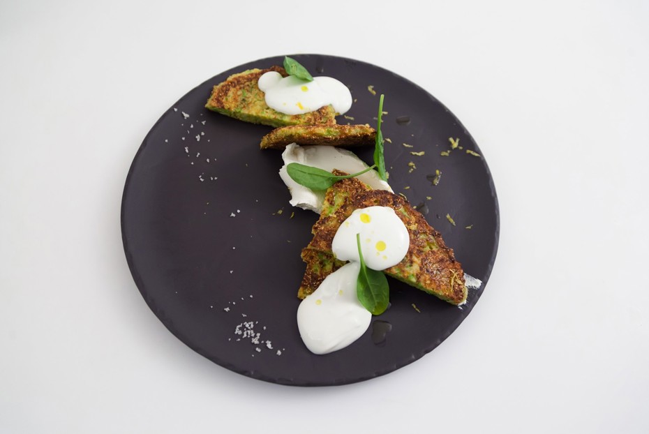 Фото рецепта Кабачковые оладьи с лимонной цедрой и полентой