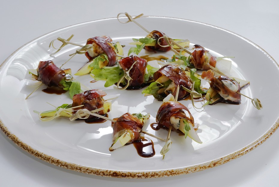 Фото рецепта Канапе с прошутто, грушей и сыром с плесенью