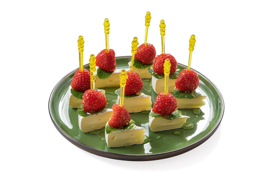 Фото рецепта Канапе с сыром бри и клубникой