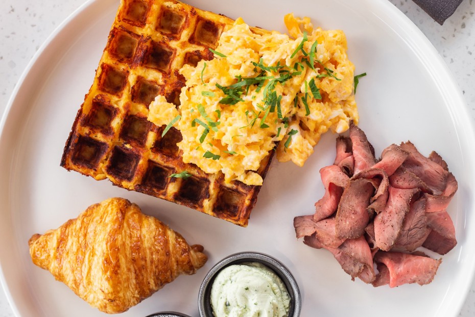 Фото рецепта Картофельная вафля со скрэмблом