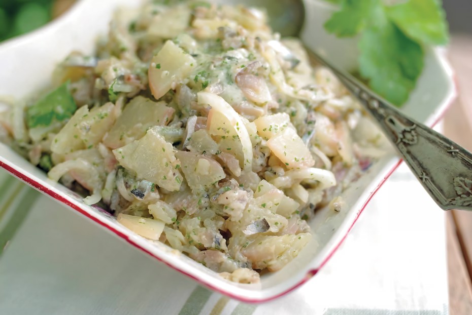 Фото рецепта Картофельный салат с тюлькой или квашеной капустой