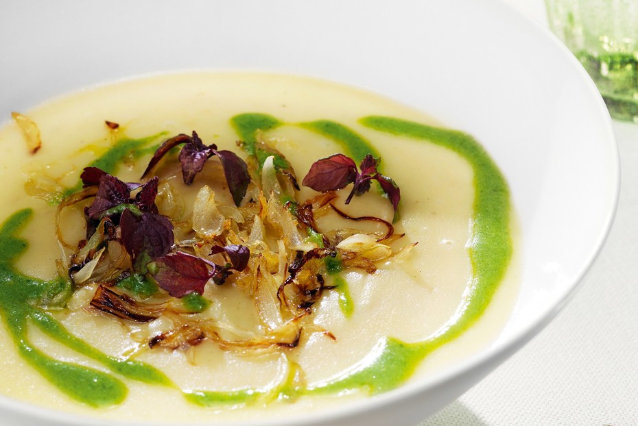 Фото рецепта Картофельно-чесночный суп с щавелевым песто