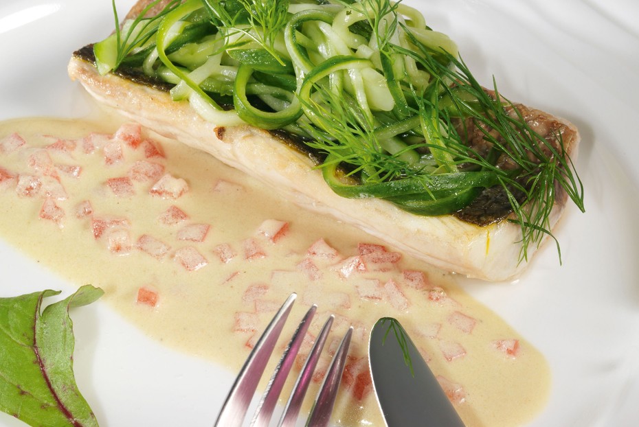 Фото рецепта Кефаль с жареным огурцом, чесноком и медом