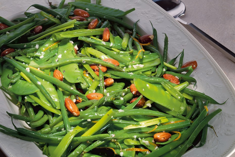 Фото рецепта Кенийская фасоль и горошек с миндалем и цитрусовым соусом