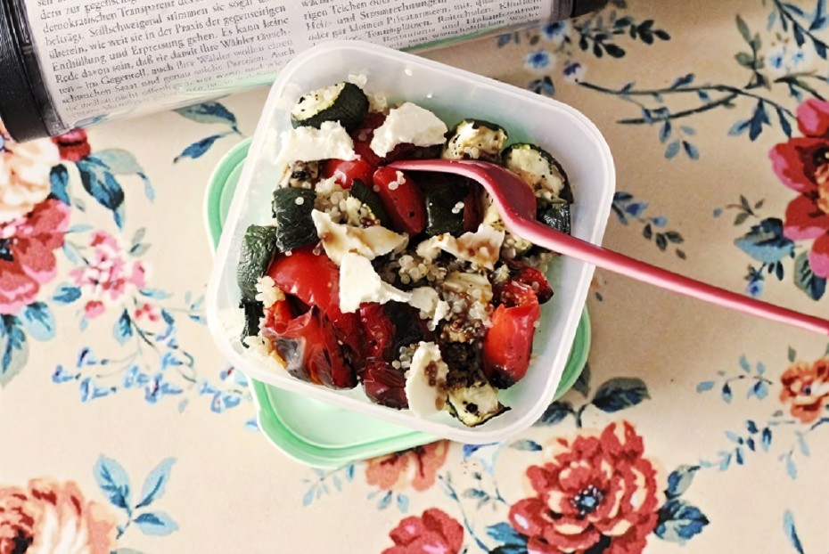 Фото рецепта Киноа с печеными овощами и брынзой