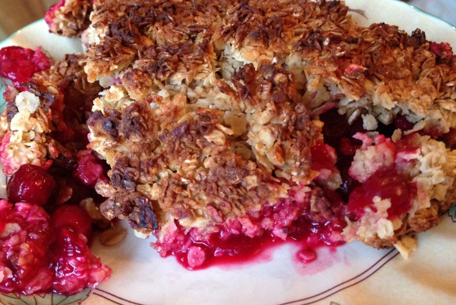 Фото рецепта Клюквенный крамбл с мюсли