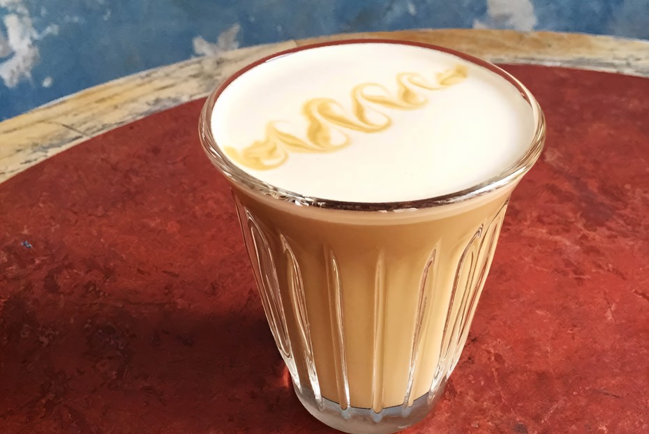 Фото рецепта Кофе с молоком, гречишным медом и ванильной солью
