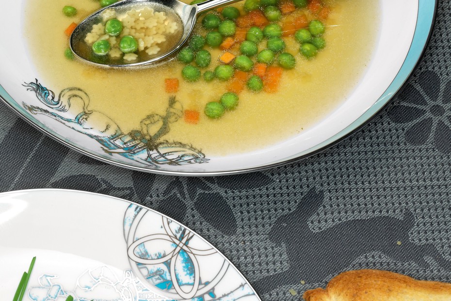 Фото рецепта Консоме со звездчатой вермишелью, морковью и горошком