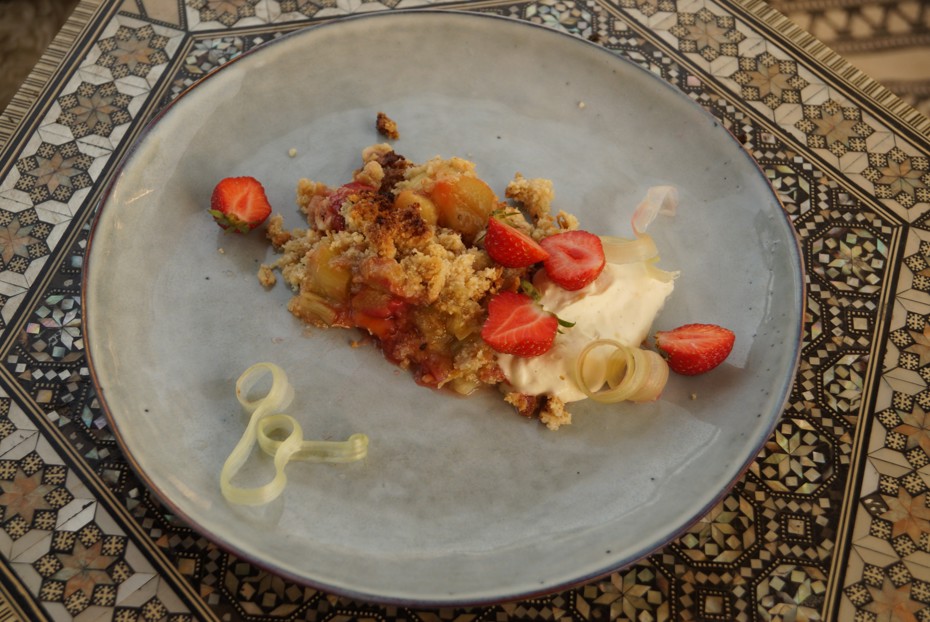 Фото рецепта Крамбл с ревенем