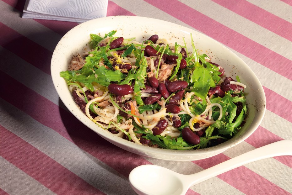 Фото рецепта Красная фасоль с тунцом и лапшой