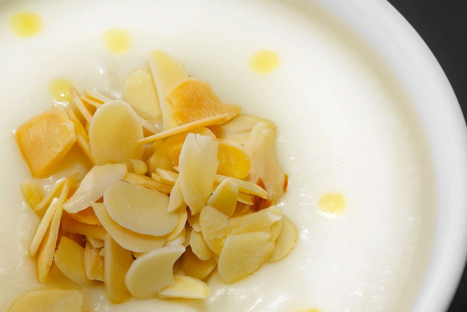 Фото рецепта Крем-суп из сельдерея с трюфельным маслом и миндалем