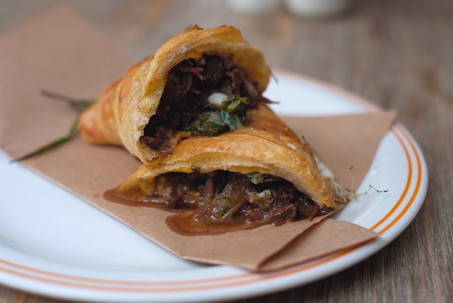 Фото рецепта Круассан с говяжьими щеками