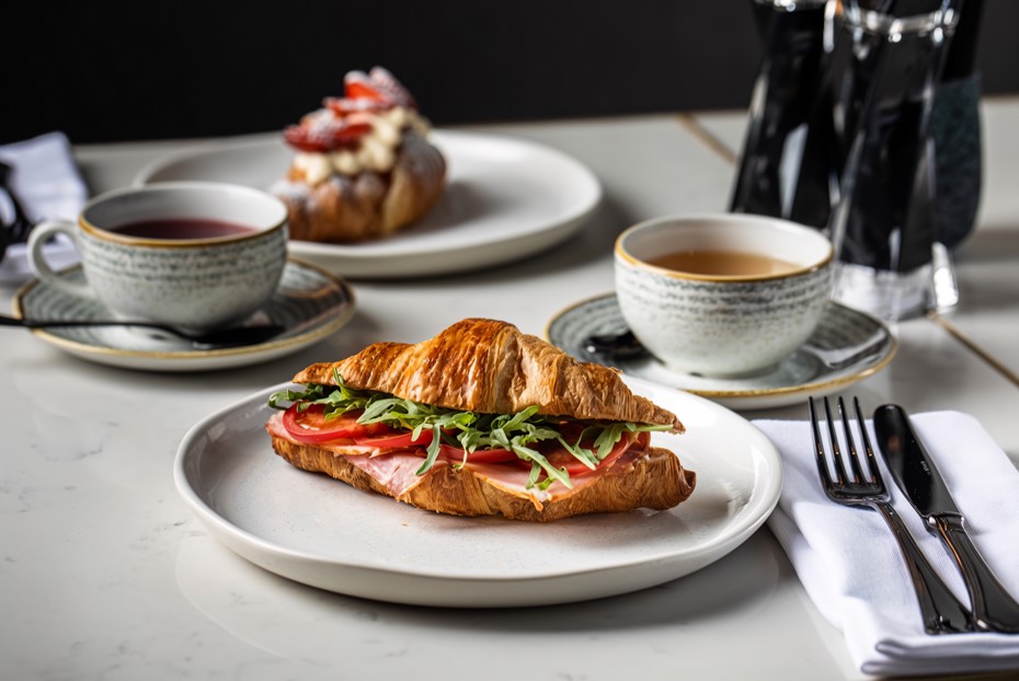 Фото рецепта Круассан с окороком, помидорами и творожным сыром