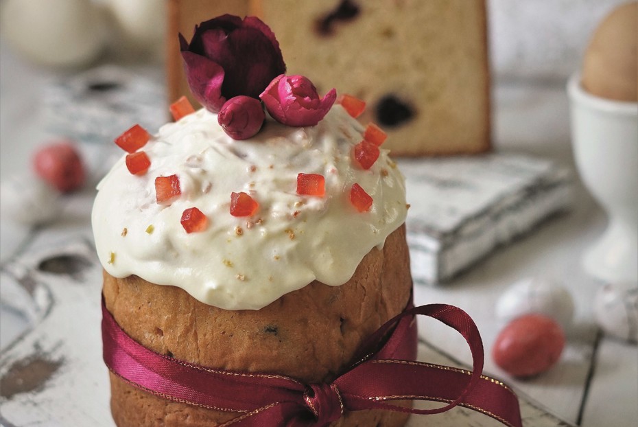 Фото рецепта Кулич с сахарной вишней на сгущенном молоке