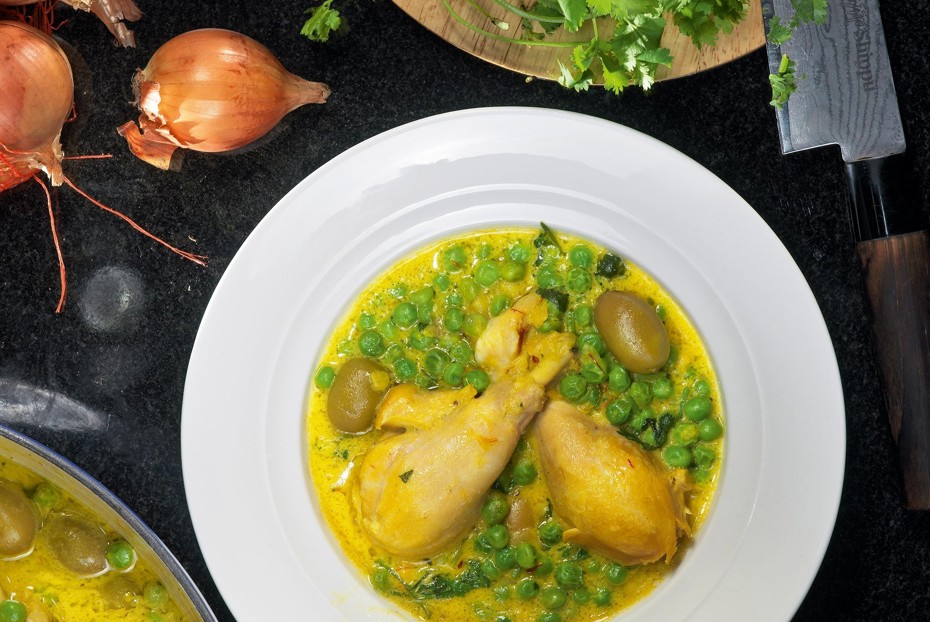 Фото рецепта Курица с шафраном, оливками и горошком