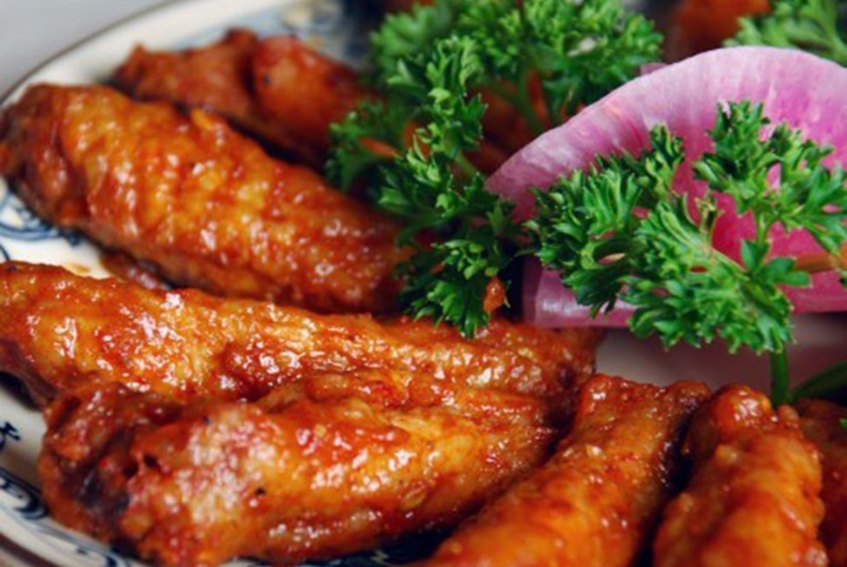 Фото рецепта Куриные крылышки с аджикой и чесноком