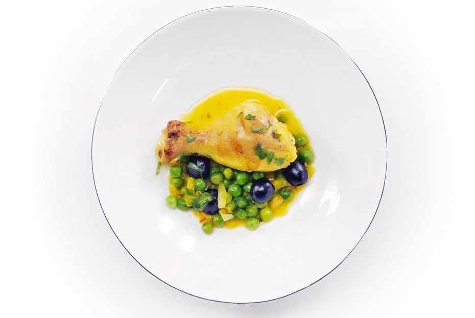 Фото рецепта Куриные голени с шафраном, оливками и горошком