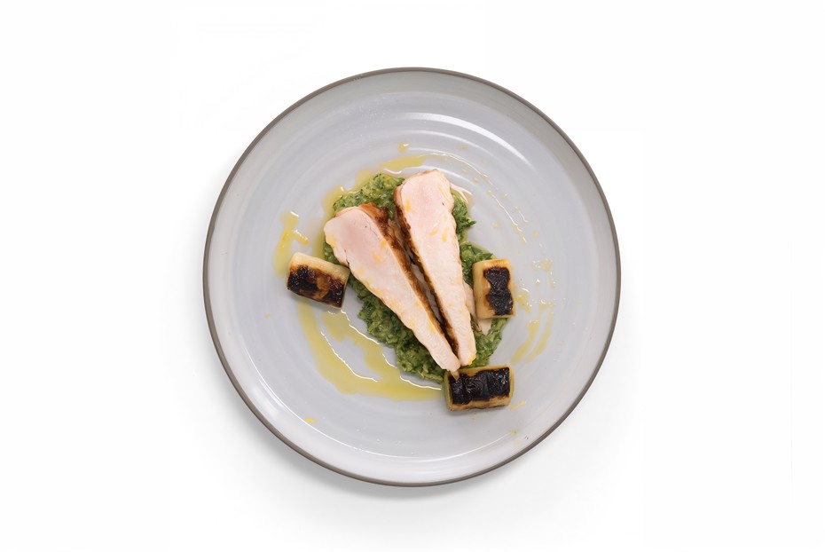 Фото рецепта Куриные грудки гриль с луком-пореем конфи и песто из сезонных трав