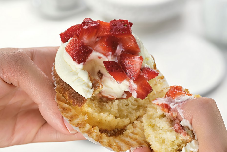 Фото рецепта Лимонный капкейк с пюре из ревеня и кремом из маскарпоне