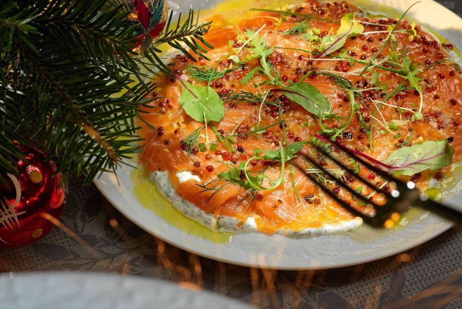 Фото рецепта Лосось с ванильным соусом и укропной сметаной