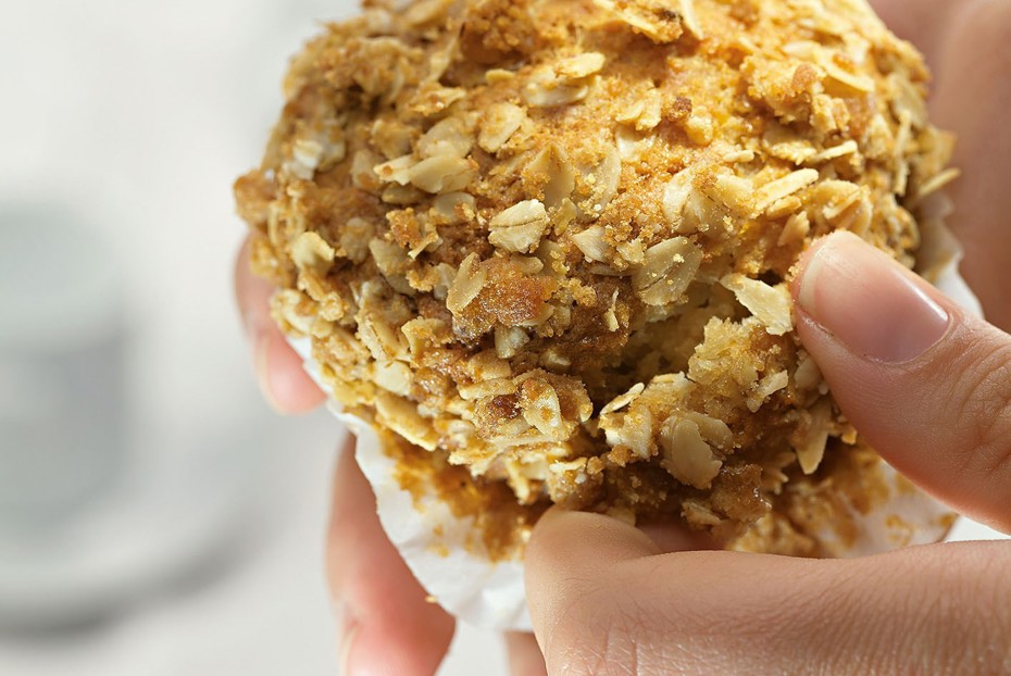 Фото рецепта Маффины с яблоком, специями и овсянкой