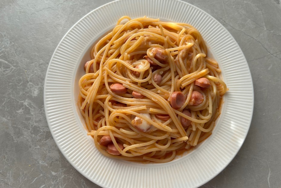 Фото рецепта Макароны с сосисками в томатном соусе